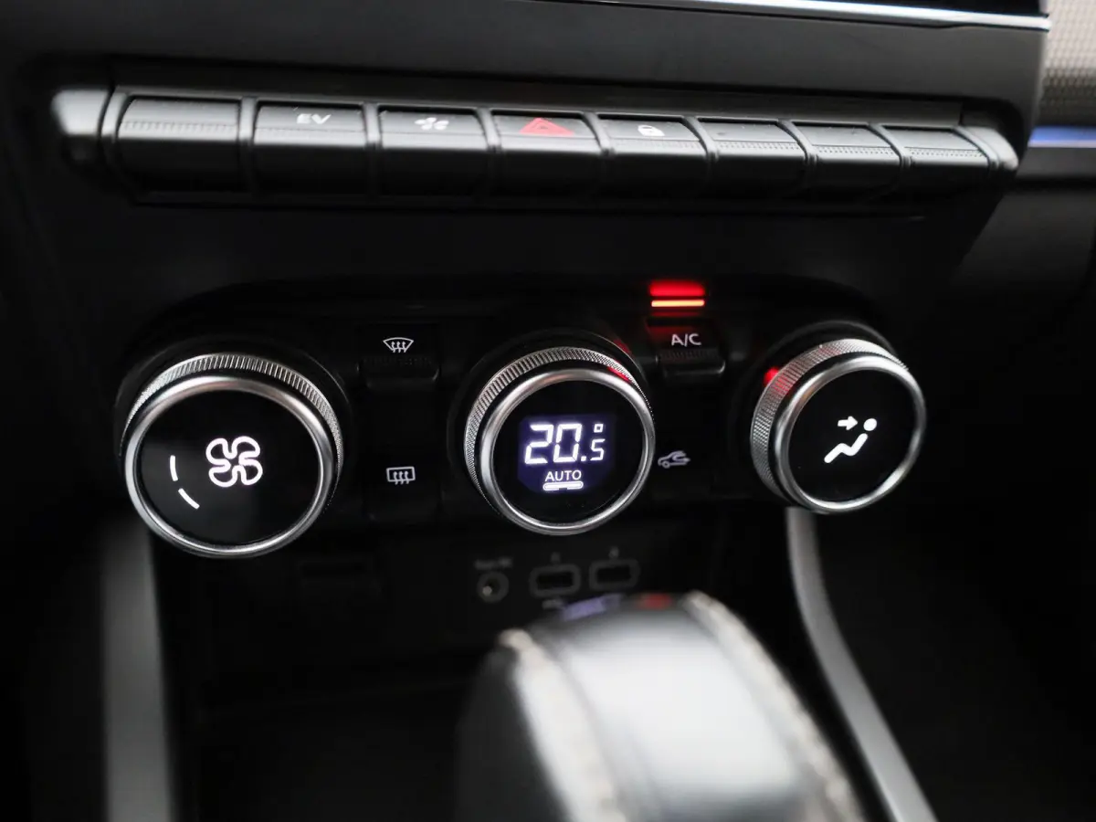 1.6 E-Tech Hybrid 145 Intens | Wordt Verwacht | Automaat | Apple Carplay / Android Auto | Achteruitrijcamera | Parkeersensoren | Sfeerverlichting | Climate Control |