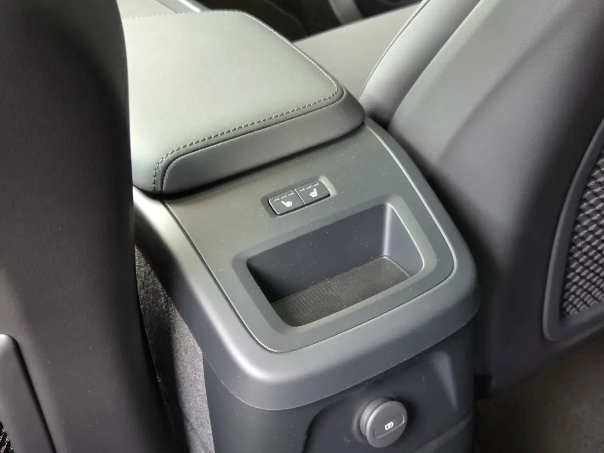2.0 T6 Plug-in hybrid AWD Plus Dark | Pano | 360 Cam | Head-up | Pilot Assist | Memory | Harman/Kardon