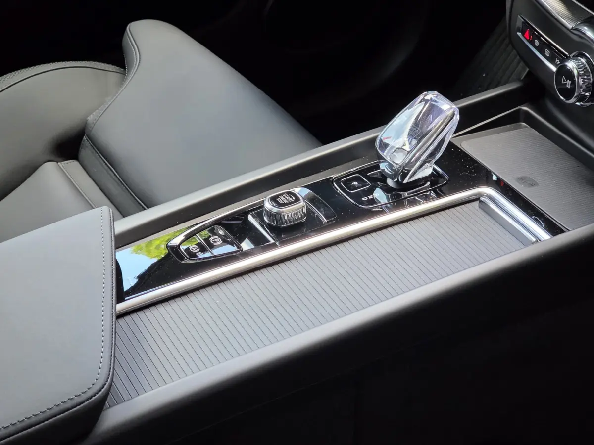 2.0 T6 Plug-in hybrid AWD Plus Dark | Pano | 360 Cam | Head-up | Pilot Assist | Memory | Harman/Kardon