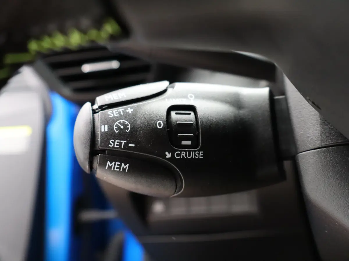 1.2 PureTech GT-Line | Apple carplay/ Android auto | Panodak | Navi | Cruise | Clima | Camera |  PDC V+A |