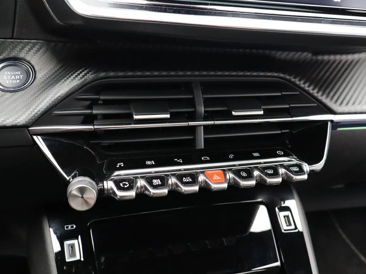1.2 PureTech GT-Line | Apple carplay/ Android auto | Panodak | Navi | Cruise | Clima | Camera |  PDC V+A |