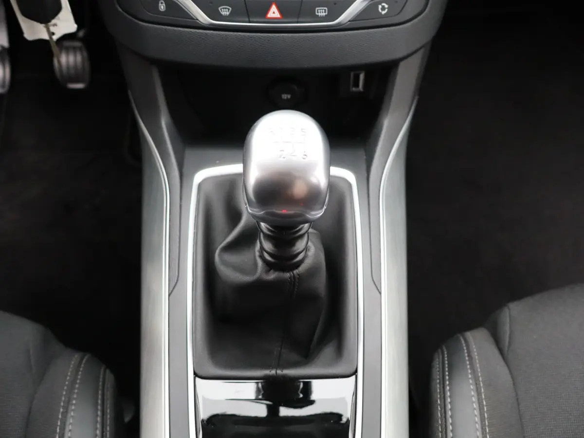 1.2 PureTech Allure | Navi | Cruise | Clima | Trekhaak | Carplay | PDC V+A | 16" LMV |