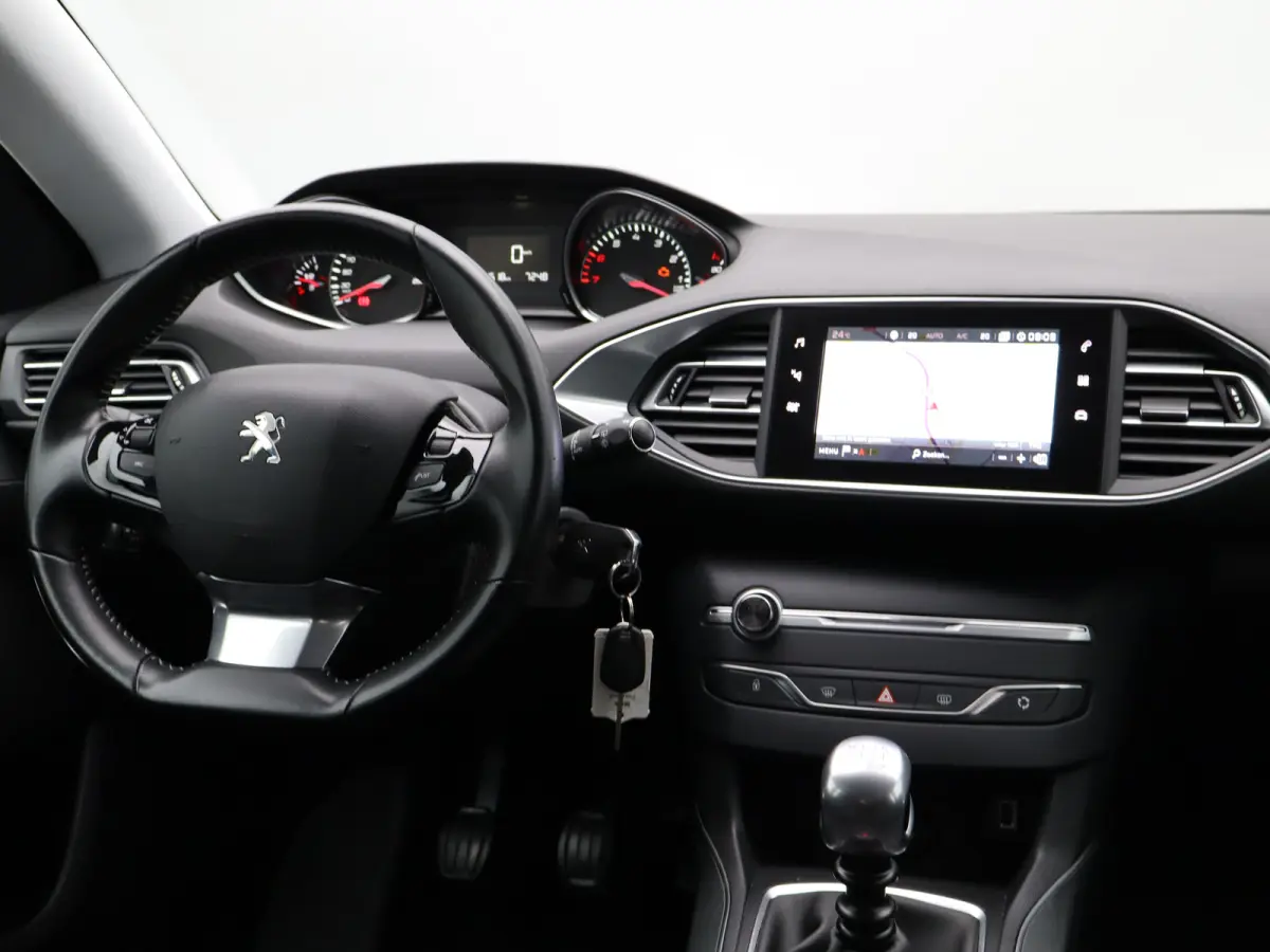 1.2 PureTech Allure | Navi | Cruise | Clima | Trekhaak | Carplay | PDC V+A | 16" LMV |