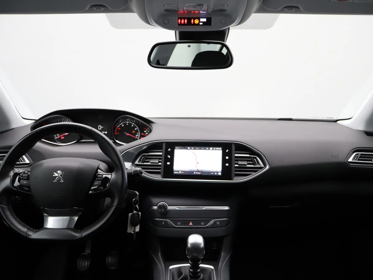 1.2 PureTech Allure | Navi | Cruise | Clima | Trekhaak | Carplay | PDC V+A | 16" LMV |