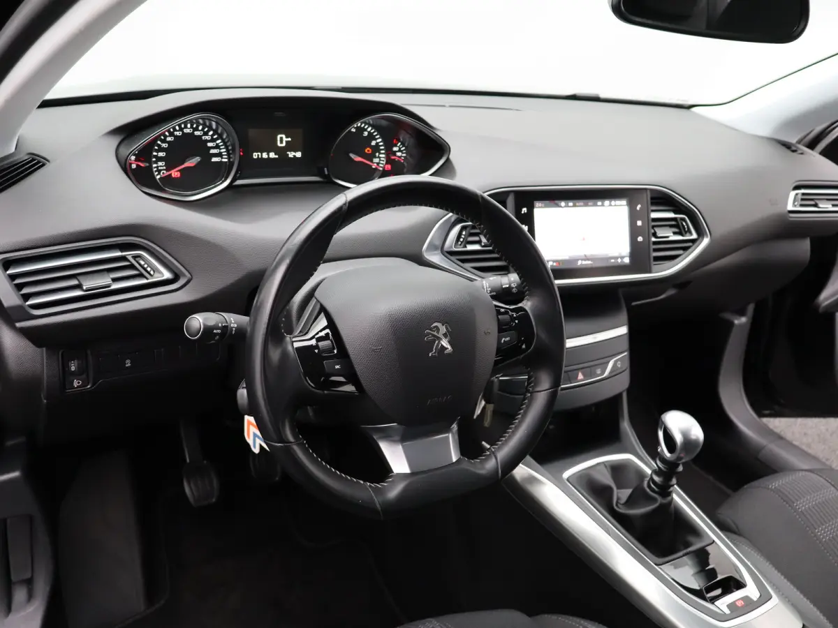 1.2 PureTech Allure | Navi | Cruise | Clima | Trekhaak | Carplay | PDC V+A | 16" LMV |