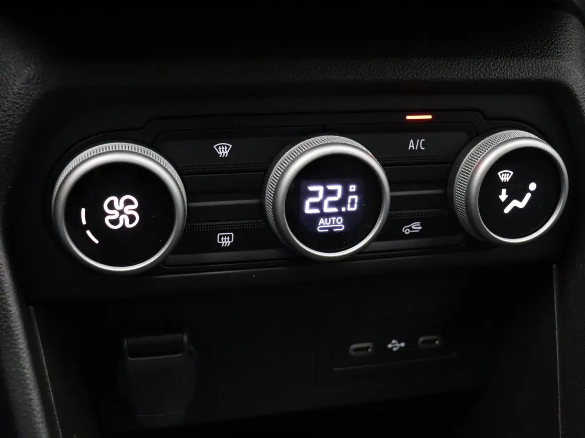 TCe 100pk expression | Stoelverwarming | Climate control | Cruise control |