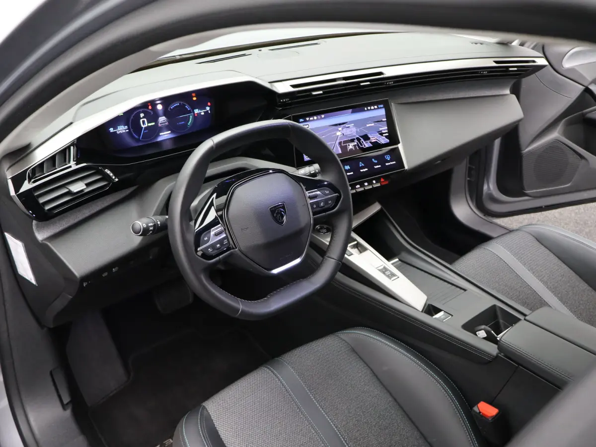 Allure EV 54 kWh | SOH 93% | Stoelverwarming | Stuurverwarming | Navigatie | Verwamde Voorruit | Camera | Parkeersensoren Voor en Achter | 18" Lichtmetalen Velgen | Keyless