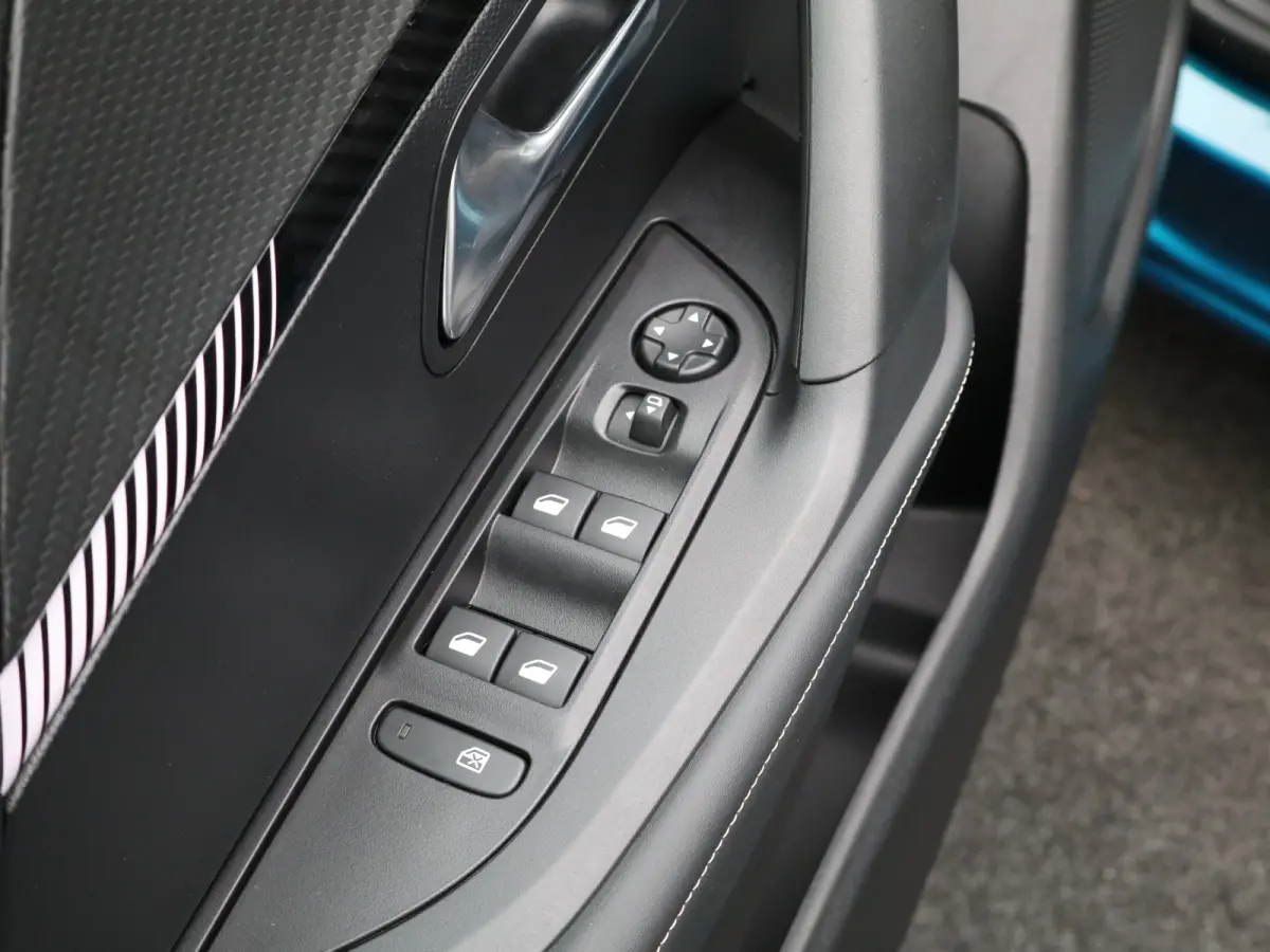1.2 Hybrid 145 Allure 8 Jaar Garantie | Apple Carplay | Keyless | Camera Voor + Achter | Parkeersenoren Voor en Achter | Cruise Control | Dodehoekbewaking | LED Verlichting