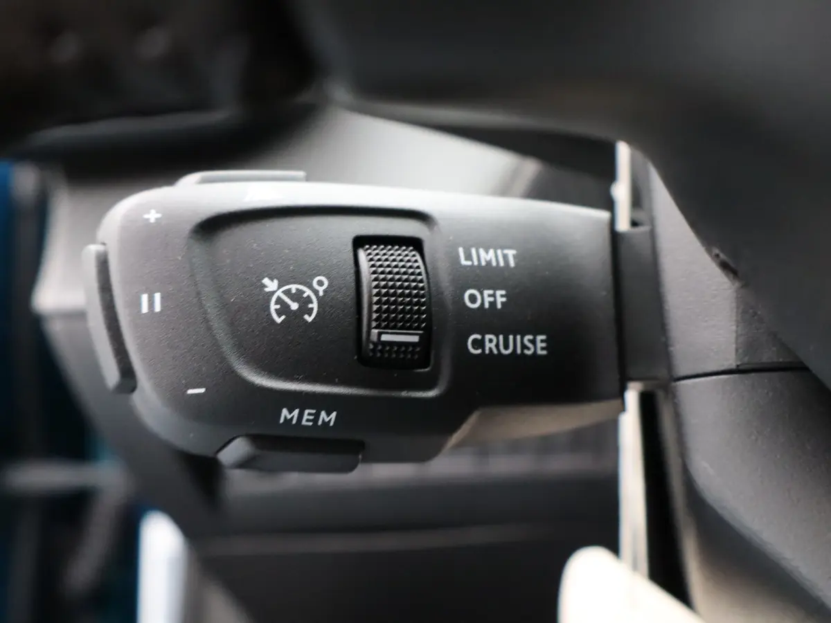 1.2 Hybrid 145 Allure 8 Jaar Garantie | Apple Carplay | Keyless | Camera Voor + Achter | Parkeersenoren Voor en Achter | Cruise Control | Dodehoekbewaking | LED Verlichting