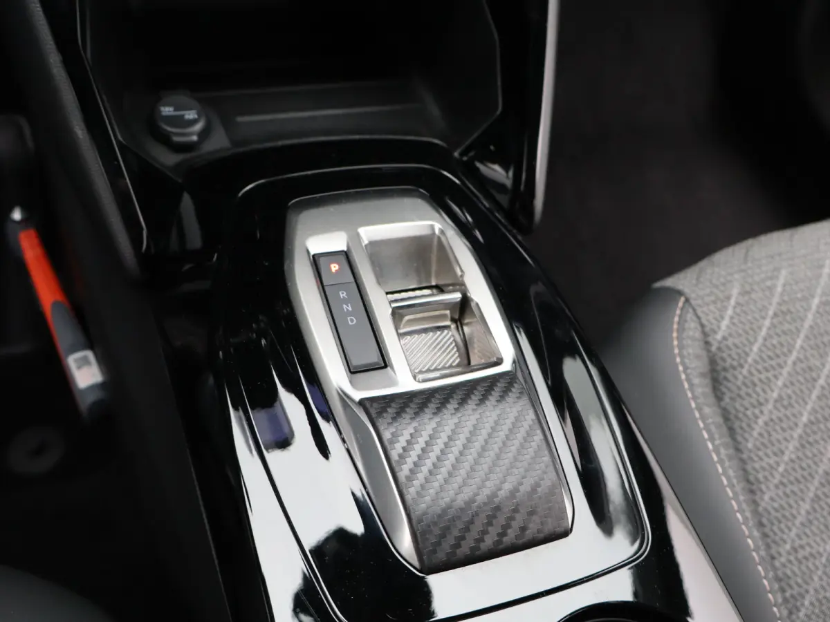 1.2 Hybrid 145 Allure 8 Jaar Garantie | Apple Carplay | Keyless | Camera Voor + Achter | Parkeersenoren Voor en Achter | Cruise Control | Dodehoekbewaking | LED Verlichting