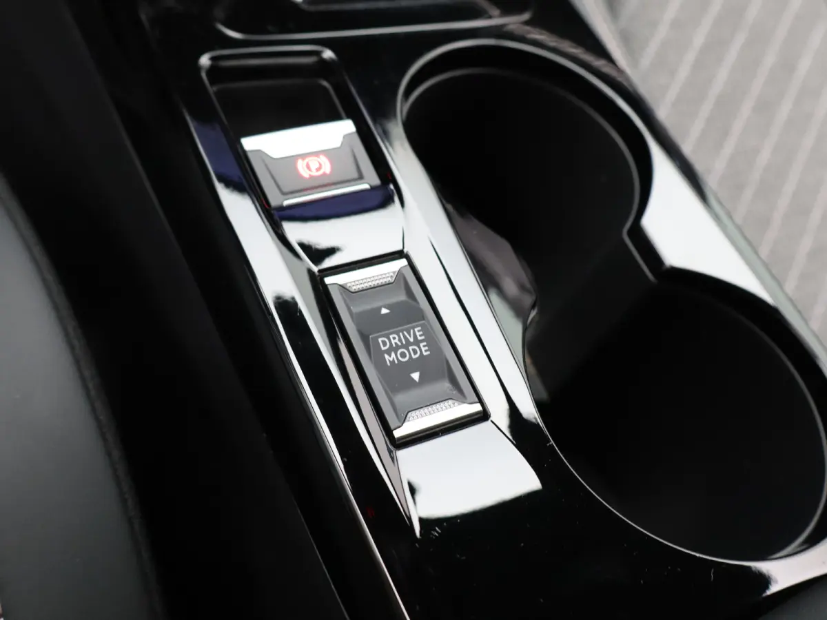 1.2 Hybrid 145 Allure 8 Jaar Garantie | Apple Carplay | Keyless | Camera Voor + Achter | Parkeersenoren Voor en Achter | Cruise Control | Dodehoekbewaking | LED Verlichting