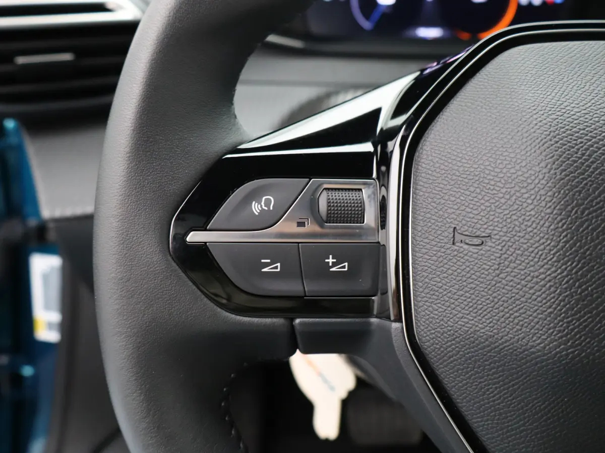 1.2 Hybrid 145 Allure 8 Jaar Garantie | Apple Carplay | Keyless | Camera Voor + Achter | Parkeersenoren Voor en Achter | Cruise Control | Dodehoekbewaking | LED Verlichting