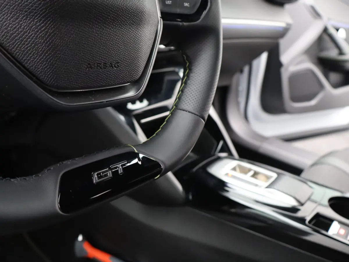 1.2 Hybrid 145 GT | Camera Voor en Achter | Drive Assist | Adaptieve Cruise Control | Parkeersensoren Voor en Achter | Navigatie | Apple Carplay/Android Auto | 18" Inch Lichtmetalen Velgen