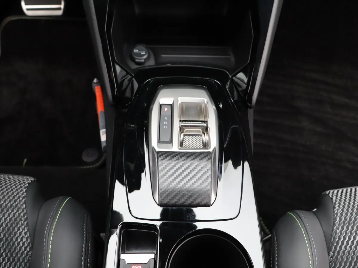 1.2 Hybrid 145 GT | Camera Voor en Achter | Drive Assist | Adaptieve Cruise Control | Parkeersensoren Voor en Achter | Navigatie | Apple Carplay/Android Auto | 18" Inch Lichtmetalen Velgen