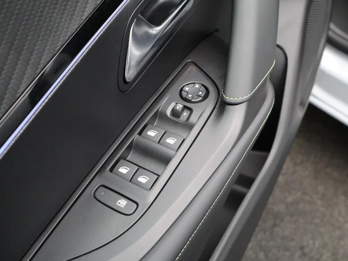 1.2 Hybrid 145 GT | Camera Voor en Achter | Drive Assist | Adaptieve Cruise Control | Parkeersensoren Voor en Achter | Navigatie | Apple Carplay/Android Auto | 18" Inch Lichtmetalen Velgen