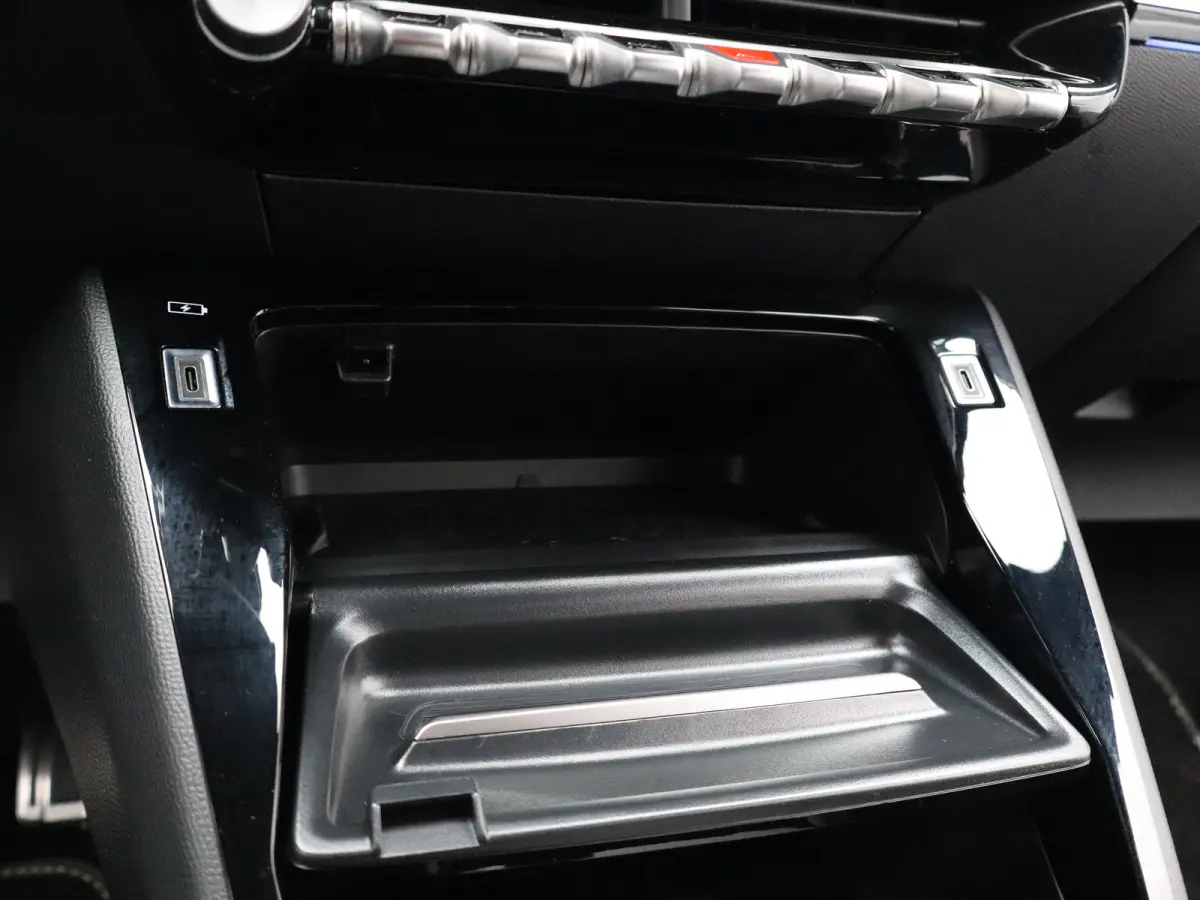 1.2 Hybrid 145 GT | Camera Voor en Achter | Drive Assist | Adaptieve Cruise Control | Parkeersensoren Voor en Achter | Navigatie | Apple Carplay/Android Auto | 18" Inch Lichtmetalen Velgen