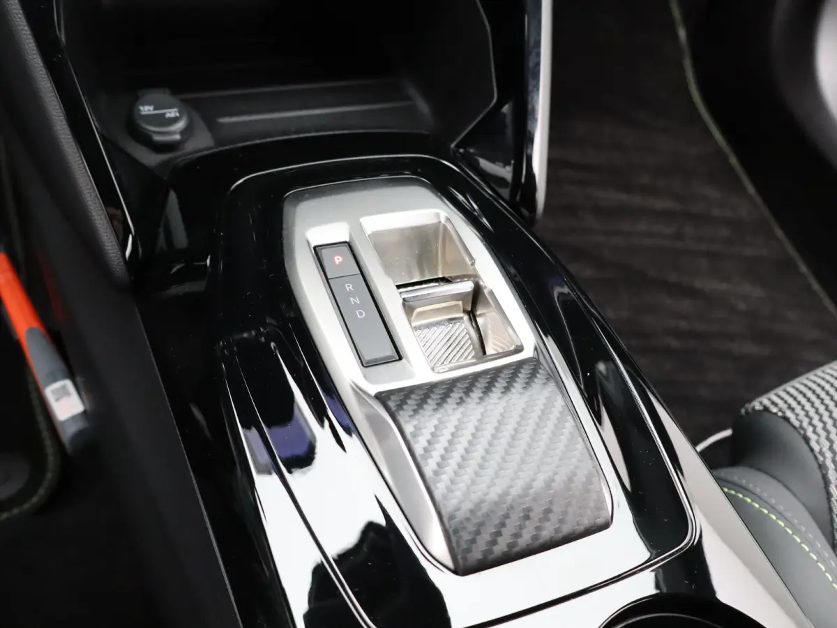 1.2 Hybrid 145 GT | Camera Voor en Achter | Drive Assist | Adaptieve Cruise Control | Parkeersensoren Voor en Achter | Navigatie | Apple Carplay/Android Auto | 18" Inch Lichtmetalen Velgen