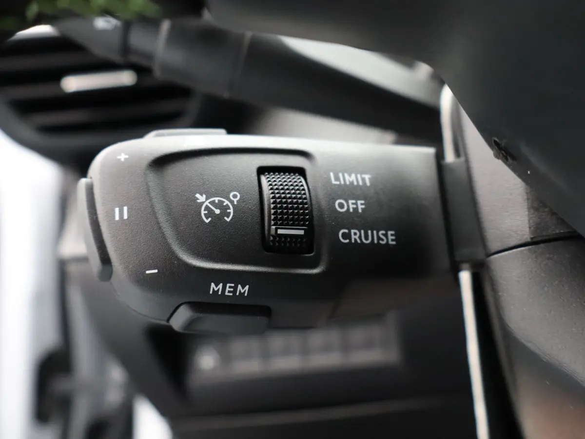 1.2 Hybrid 145 GT | Camera Voor en Achter | Drive Assist | Adaptieve Cruise Control | Parkeersensoren Voor en Achter | Navigatie | Apple Carplay/Android Auto | 18" Inch Lichtmetalen Velgen