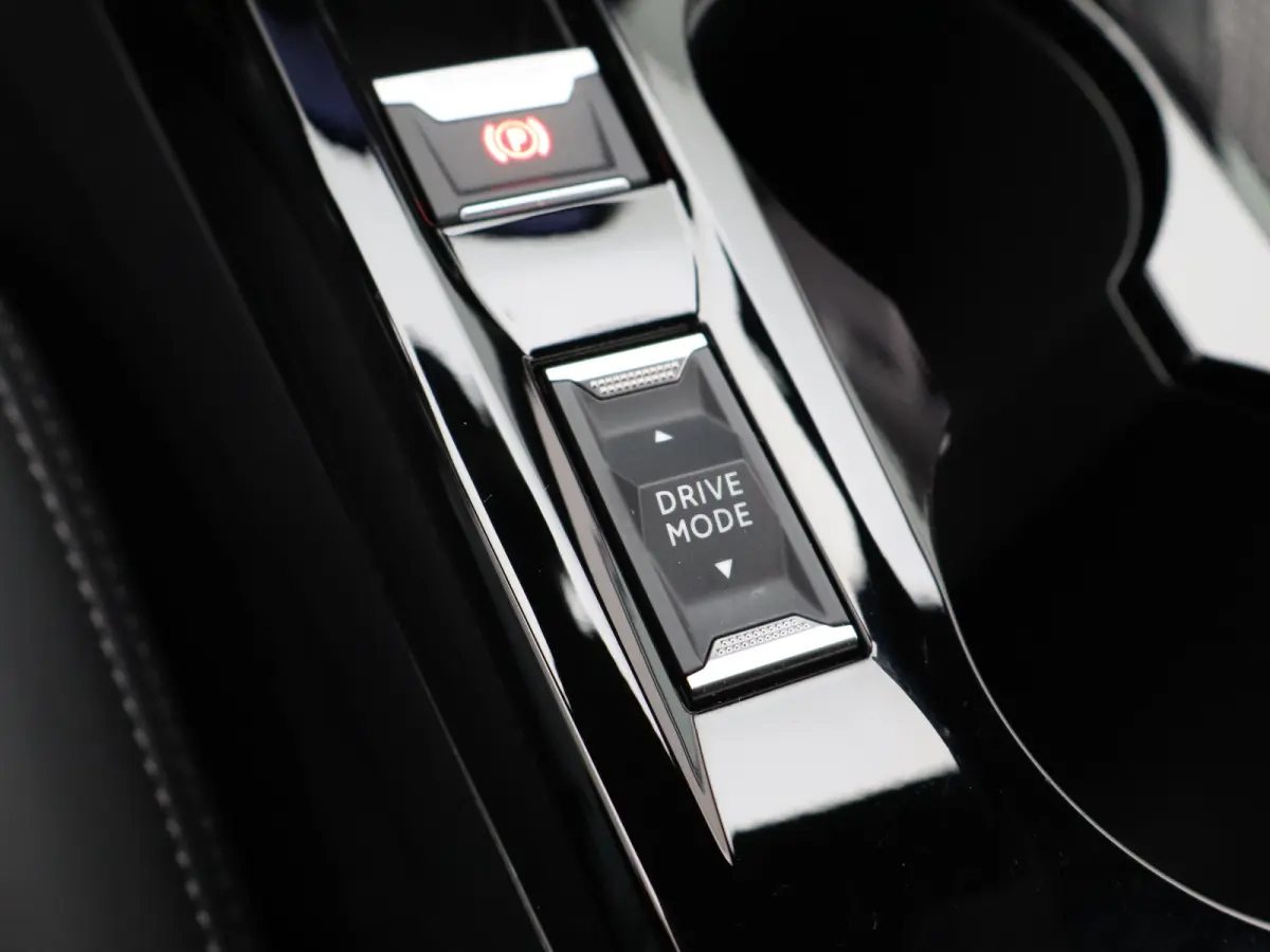 1.2 Hybrid 145 GT | Camera Voor en Achter | Drive Assist | Adaptieve Cruise Control | Parkeersensoren Voor en Achter | Navigatie | Apple Carplay/Android Auto | 18" Inch Lichtmetalen Velgen