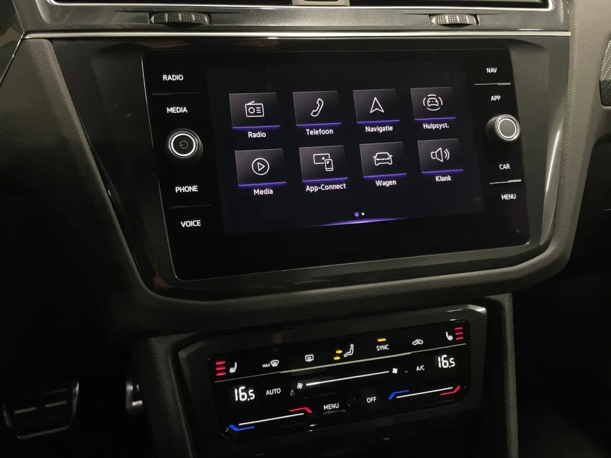 1.5 TSI R-Line Black Style/ Cam/ 19'inch/ CarPlay/ Trekhaak