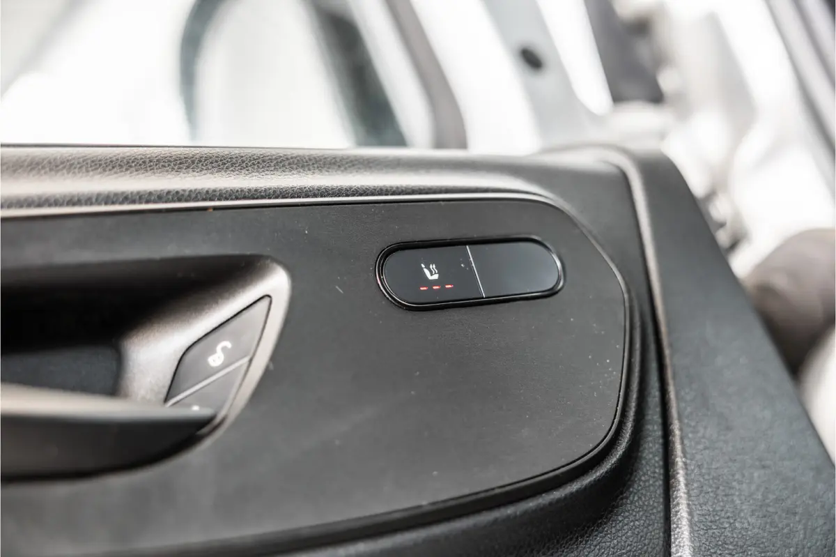317 170 PK | ACC | LED Koplampen | Camera | Blind Spot | Sortimo inrichting | Navigatie | CarPlay | Stoelverwarming | MBUX | Climate control | DAB | Dealer onderhouden | Nieuwe APK
