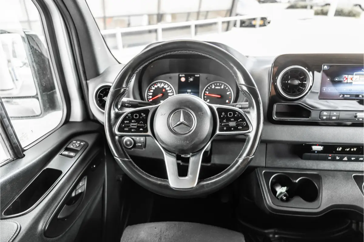 317 170 PK | ACC | LED Koplampen | Camera | Blind Spot | Sortimo inrichting | Navigatie | CarPlay | Stoelverwarming | MBUX | Climate control | DAB | Dealer onderhouden | Nieuwe APK