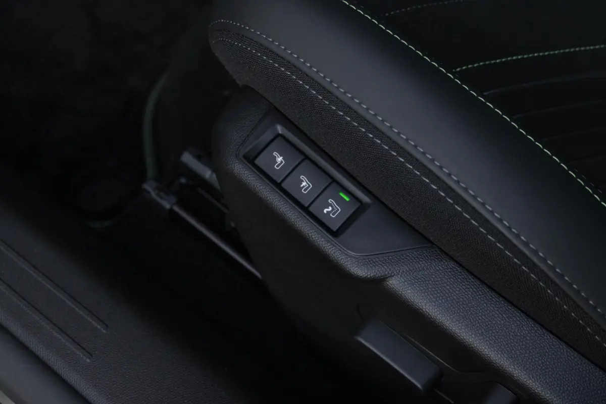 1.2 Hybrid 145PK AUTOMAAT GT PACK | ELEKTRISCH BEDIENBARE BESTUURDERSSTOEL MET MASSAGE FUNCTIE | ALCANTARA BEKLEDING | STOEL VERWARMING | CRUISE CONTROL | DAB+ RADIO | APPLE CARPLAY/ANDROID 