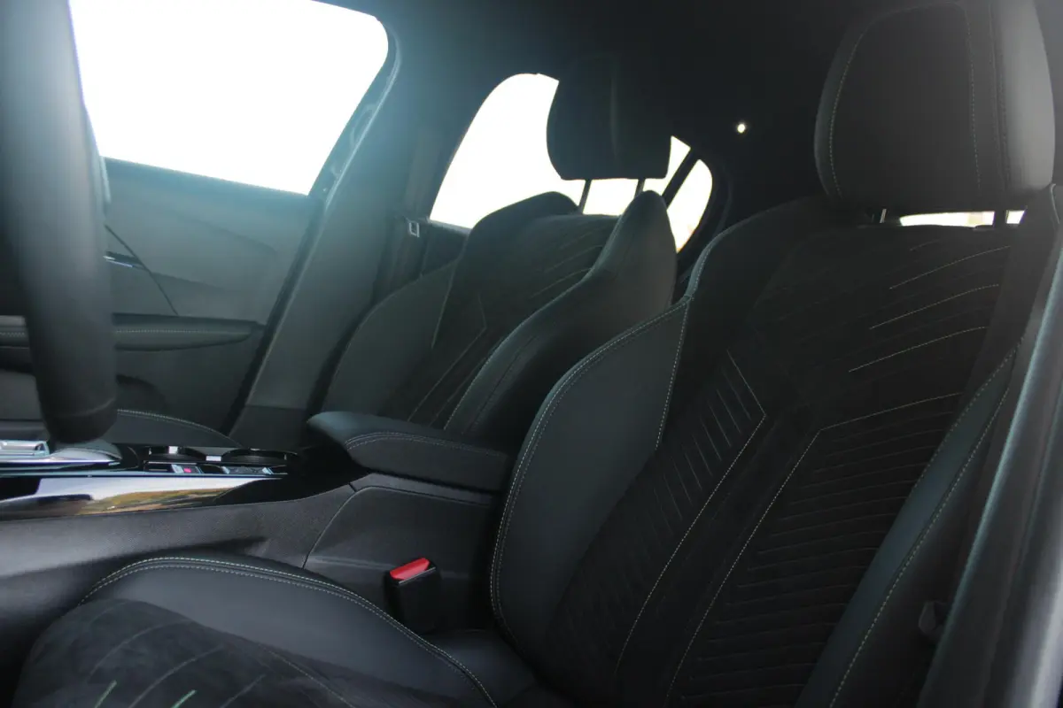 1.2 Hybrid 145PK AUTOMAAT GT PACK | ELEKTRISCH BEDIENBARE BESTUURDERSSTOEL MET MASSAGE FUNCTIE | ALCANTARA BEKLEDING | STOEL VERWARMING | CRUISE CONTROL | DAB+ RADIO | APPLE CARPLAY/ANDROID 