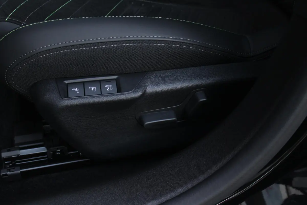 1.2 Hybrid 145PK AUTOMAAT GT PACK | ELEKTRISCH BEDIENBARE BESTUURDERSSTOEL MET MASSAGE FUNCTIE | ALCANTARA BEKLEDING | STOEL VERWARMING | CRUISE CONTROL | DAB+ RADIO | APPLE CARPLAY/ANDROID 