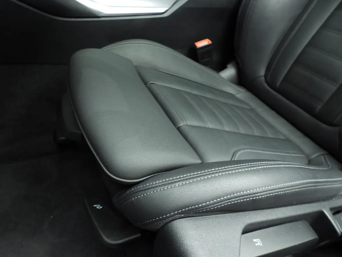 318i | M-Sportpakket | LED | Leder | Navigatie | Trekhaak | Panoramadak | Stoelverwarming | DAB | Alu 18 inch