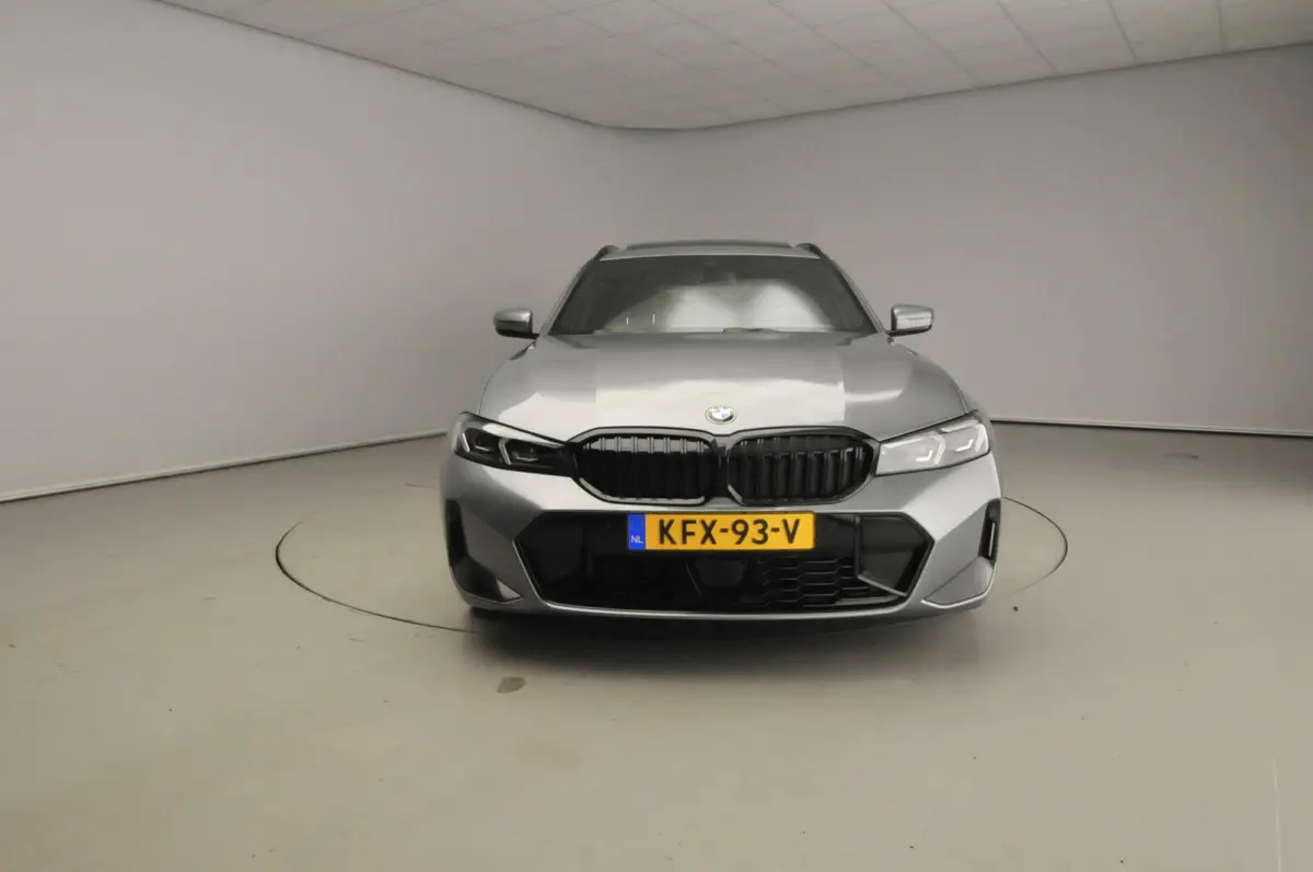 318i | M-Sportpakket | LED | Leder | Navigatie | Trekhaak | Panoramadak | Stoelverwarming | DAB | Alu 18 inch