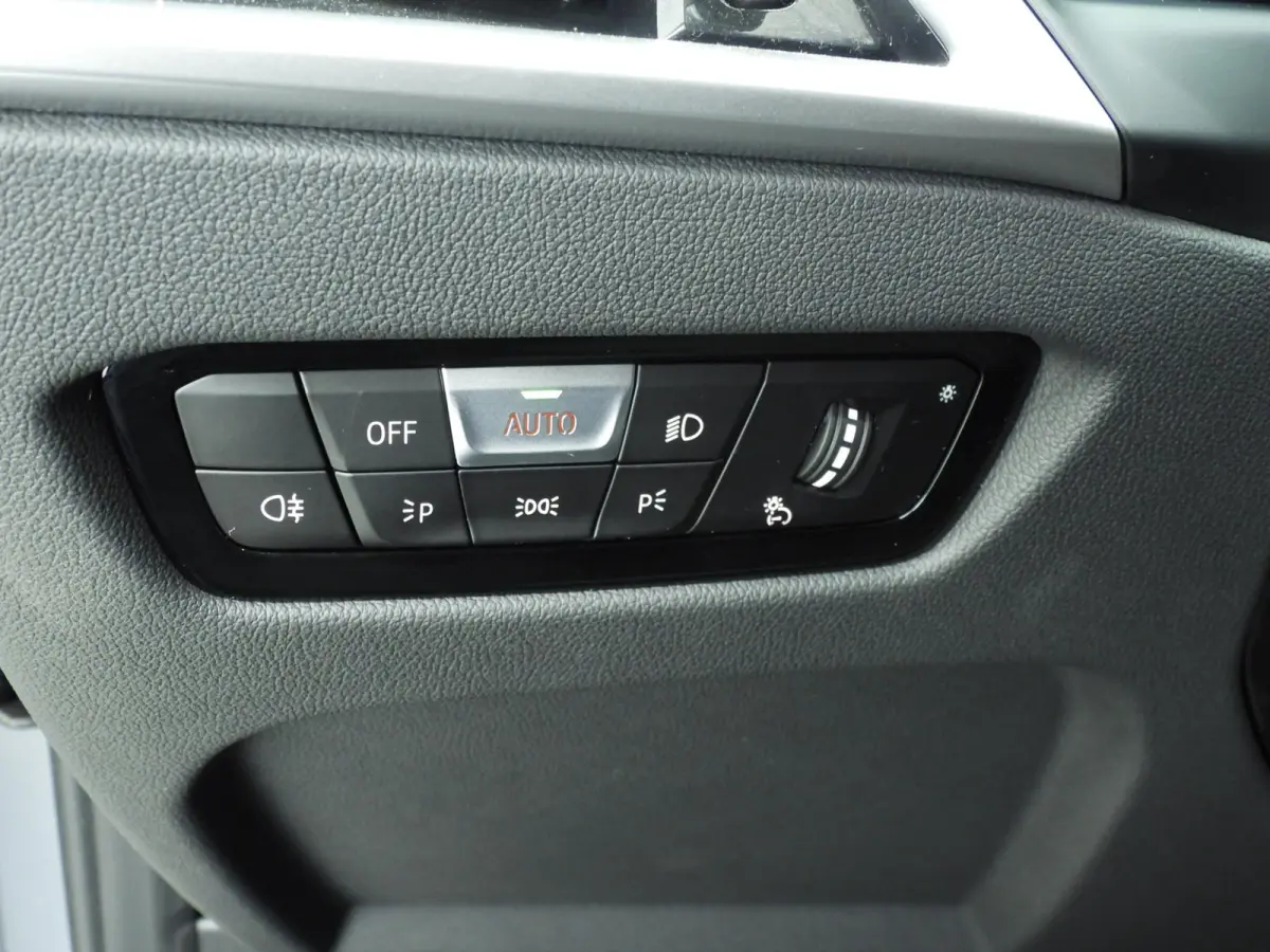 318i | M-Sportpakket | LED | Leder | Navigatie | Trekhaak | Panoramadak | Stoelverwarming | DAB | Alu 18 inch