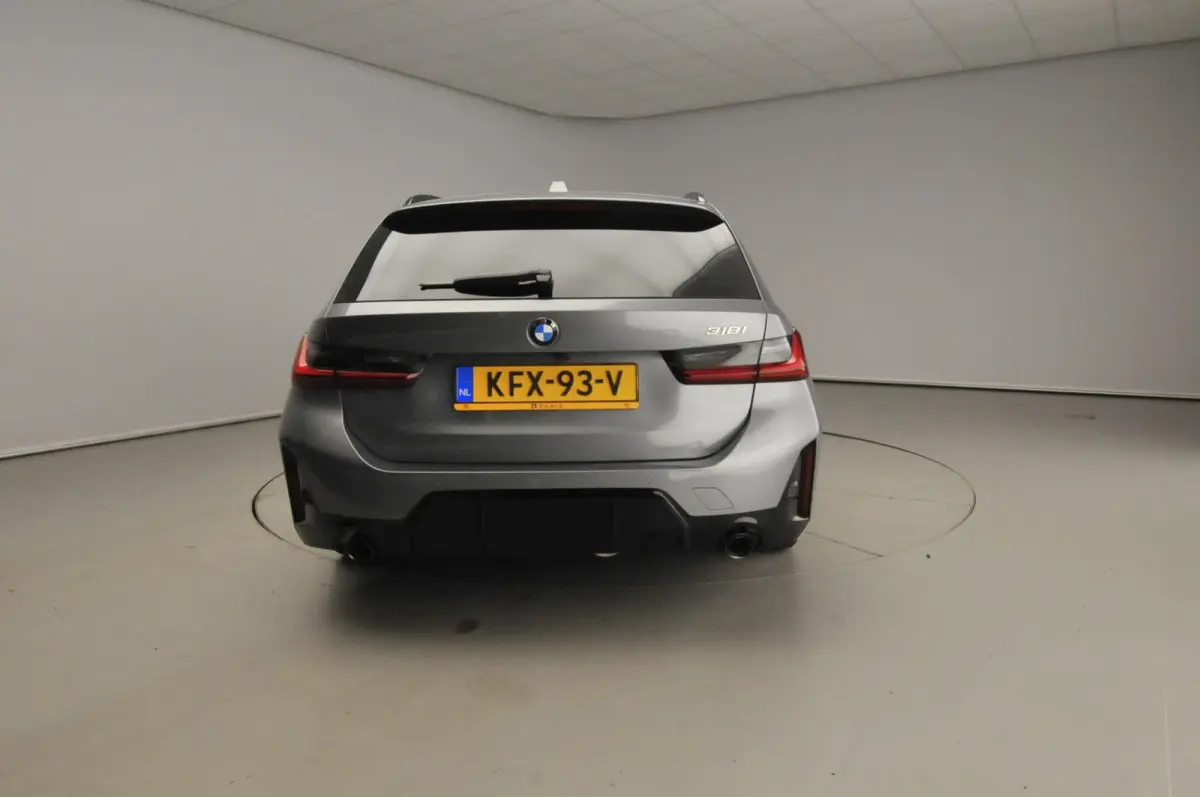 318i | M-Sportpakket | LED | Leder | Navigatie | Trekhaak | Panoramadak | Stoelverwarming | DAB | Alu 18 inch