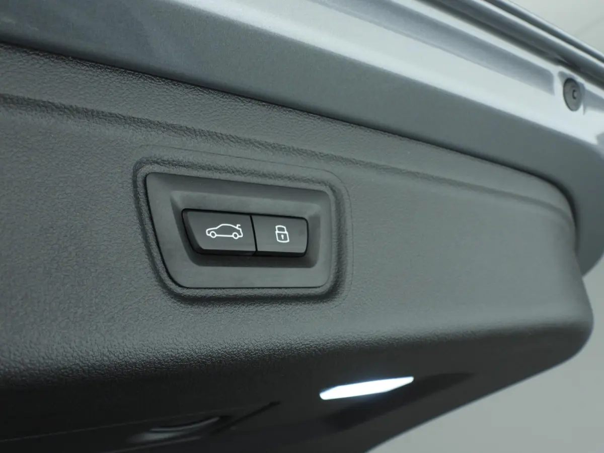 318i | M-Sportpakket | LED | Leder | Navigatie | Trekhaak | Panoramadak | Stoelverwarming | DAB | Alu 18 inch