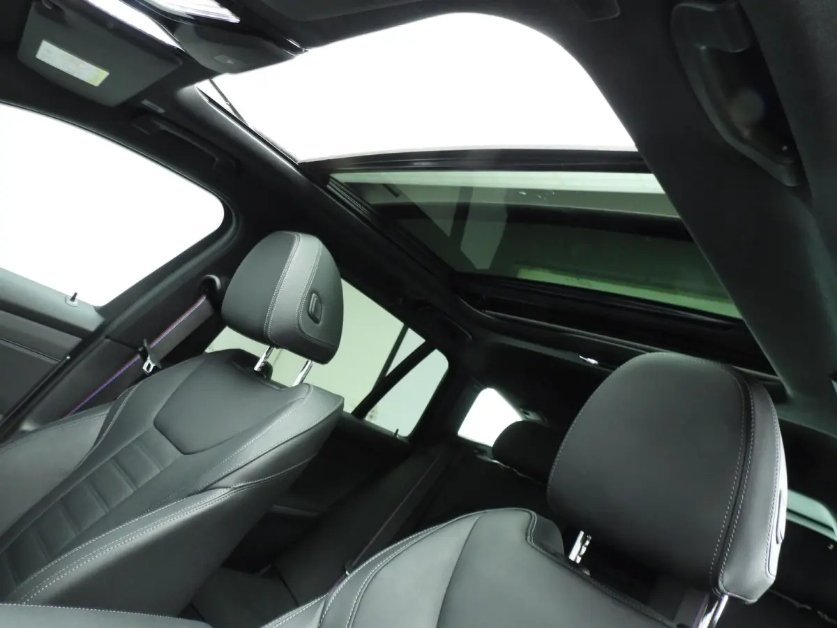 318i | M-Sportpakket | LED | Leder | Navigatie | Trekhaak | Panoramadak | Stoelverwarming | DAB | Alu 18 inch