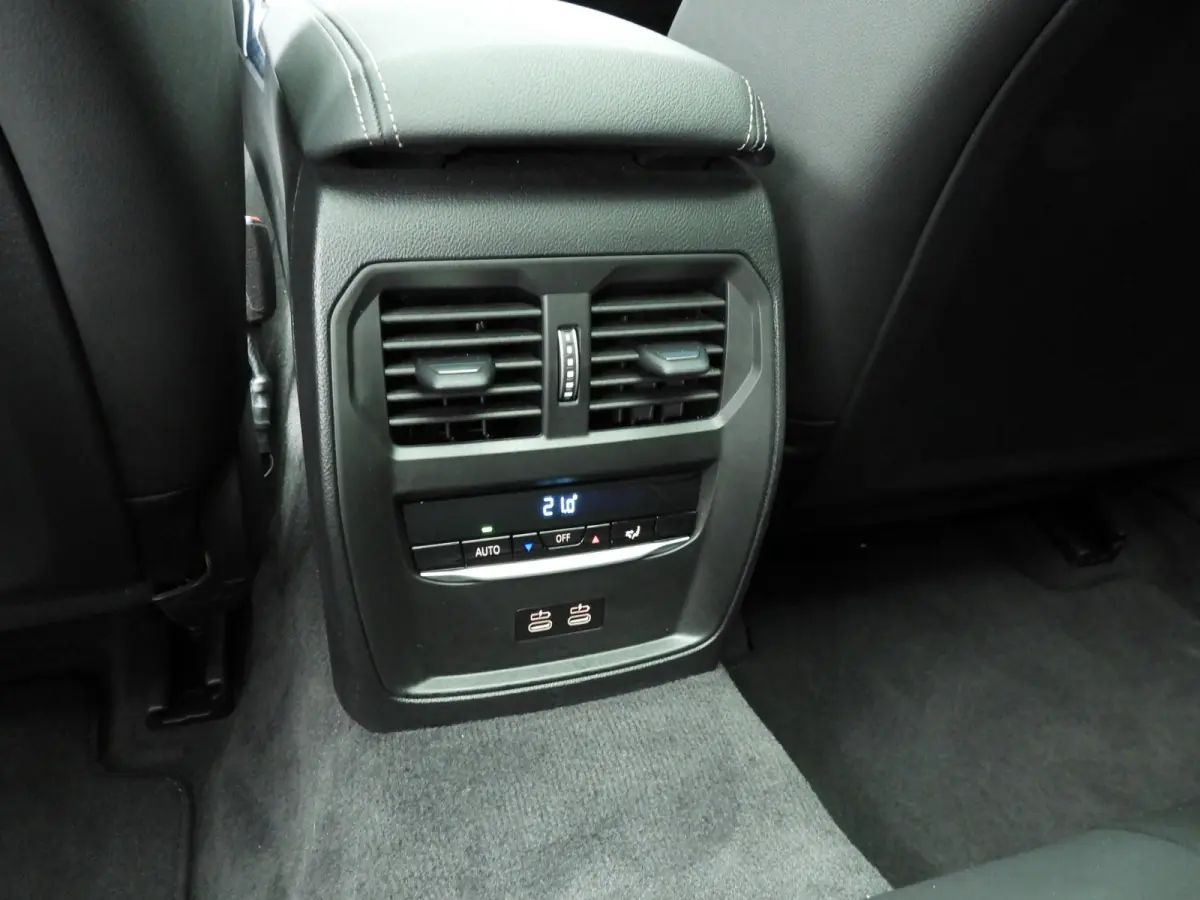 318i | M-Sportpakket | LED | Leder | Navigatie | Trekhaak | Panoramadak | Stoelverwarming | DAB | Alu 18 inch