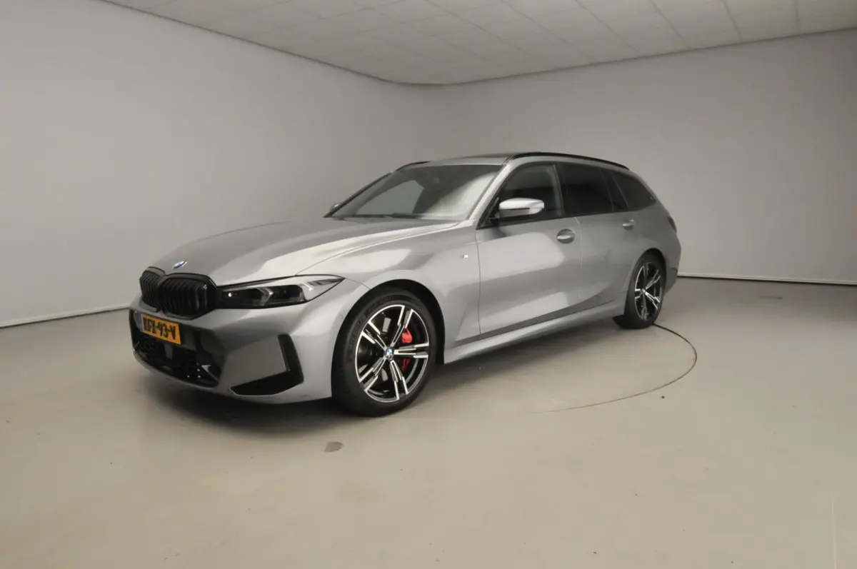 318i | M-Sportpakket | LED | Leder | Navigatie | Trekhaak | Panoramadak | Stoelverwarming | DAB | Alu 18 inch