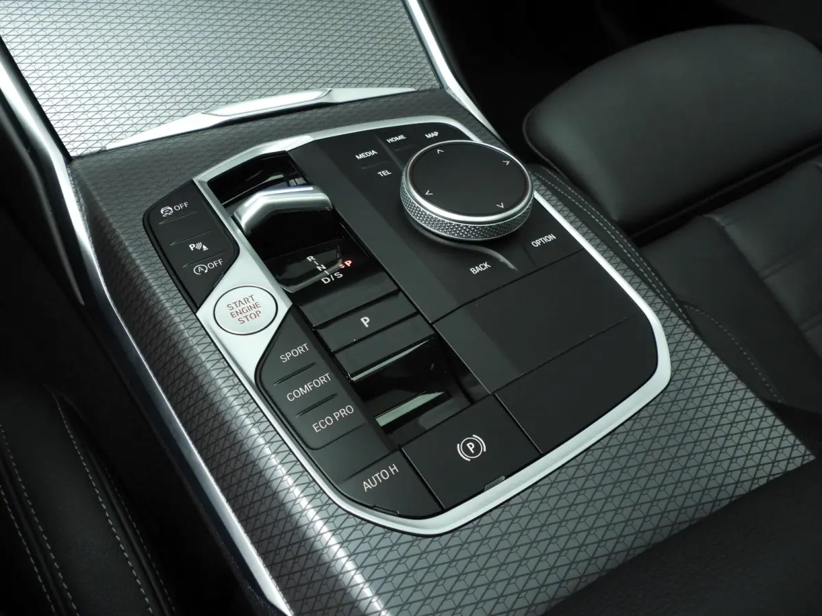 318i | M-Sportpakket | LED | Leder | Navigatie | Trekhaak | Panoramadak | Stoelverwarming | DAB | Alu 18 inch