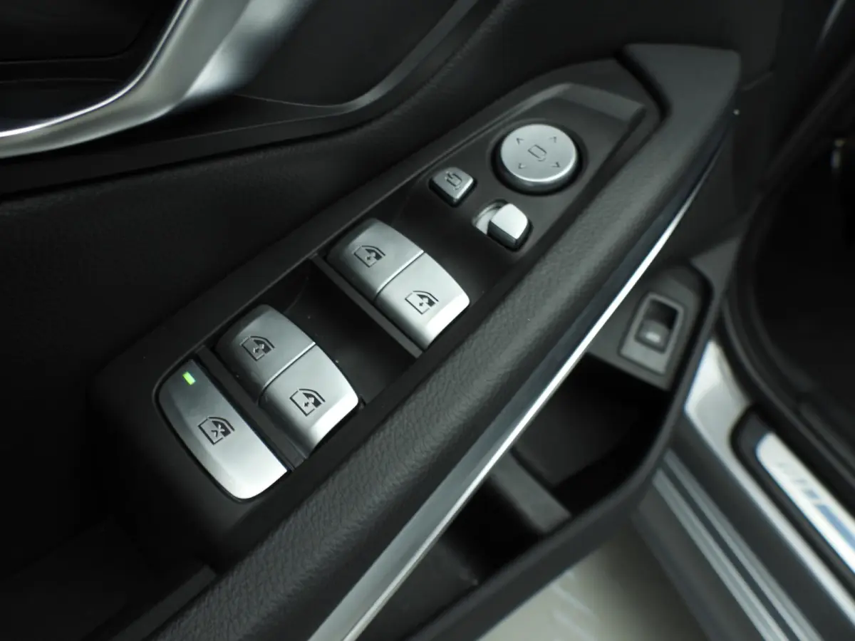 318i | M-Sportpakket | LED | Leder | Navigatie | Trekhaak | Panoramadak | Stoelverwarming | DAB | Alu 18 inch