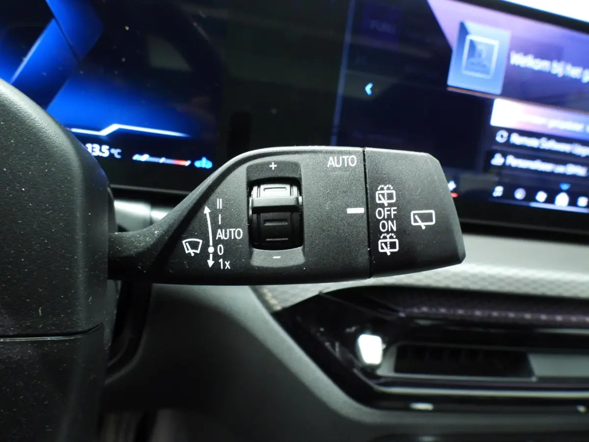 318i | M-Sportpakket | LED | Leder | Navigatie | Trekhaak | Panoramadak | Stoelverwarming | DAB | Alu 18 inch