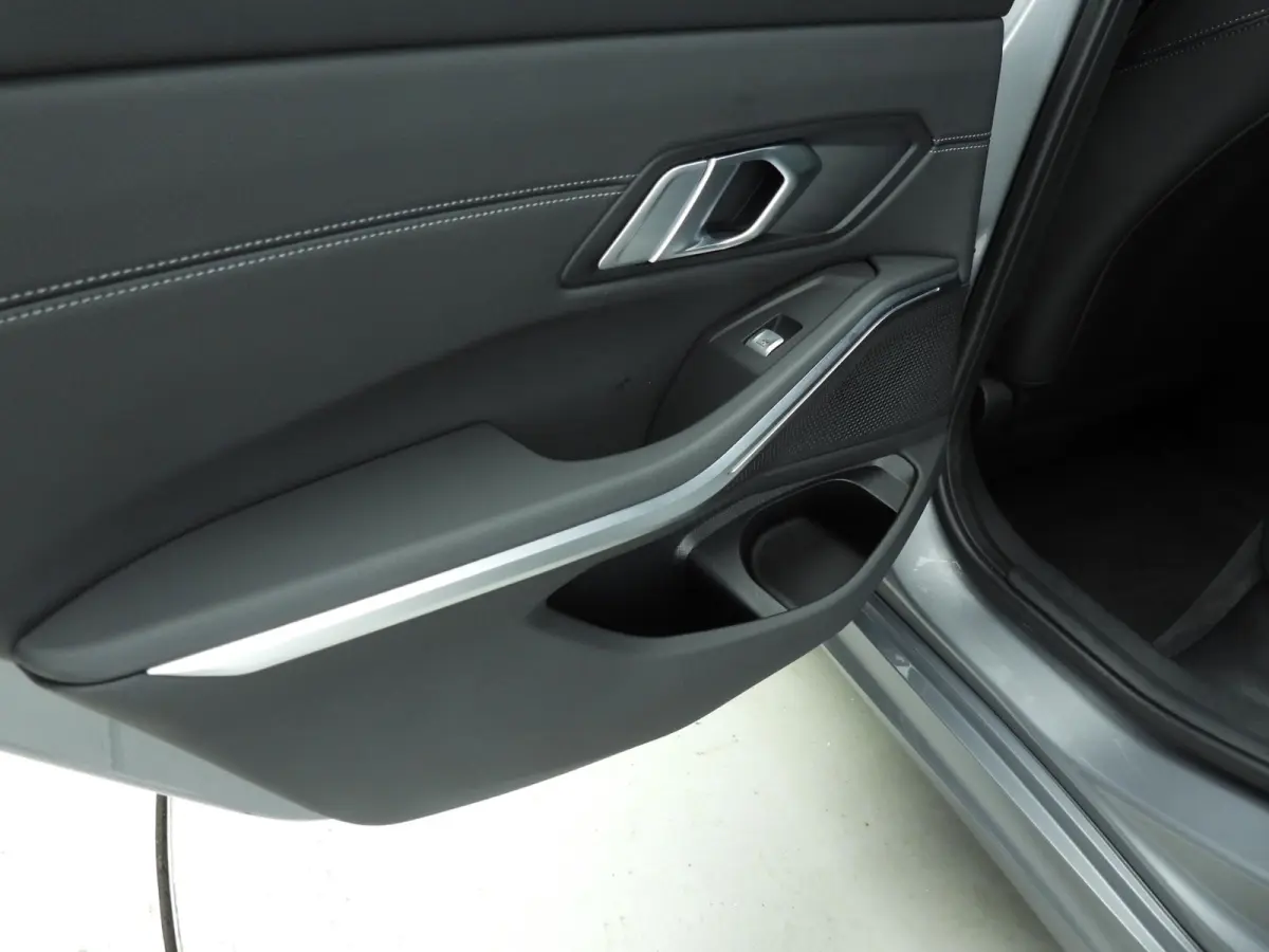 318i | M-Sportpakket | LED | Leder | Navigatie | Trekhaak | Panoramadak | Stoelverwarming | DAB | Alu 18 inch