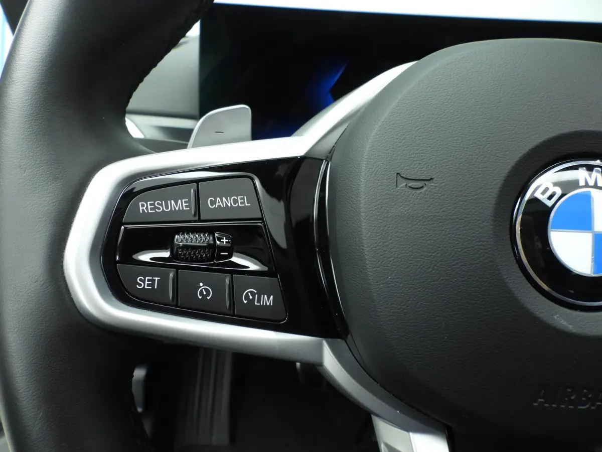 318i | M-Sportpakket | LED | Leder | Navigatie | Trekhaak | Panoramadak | Stoelverwarming | DAB | Alu 18 inch