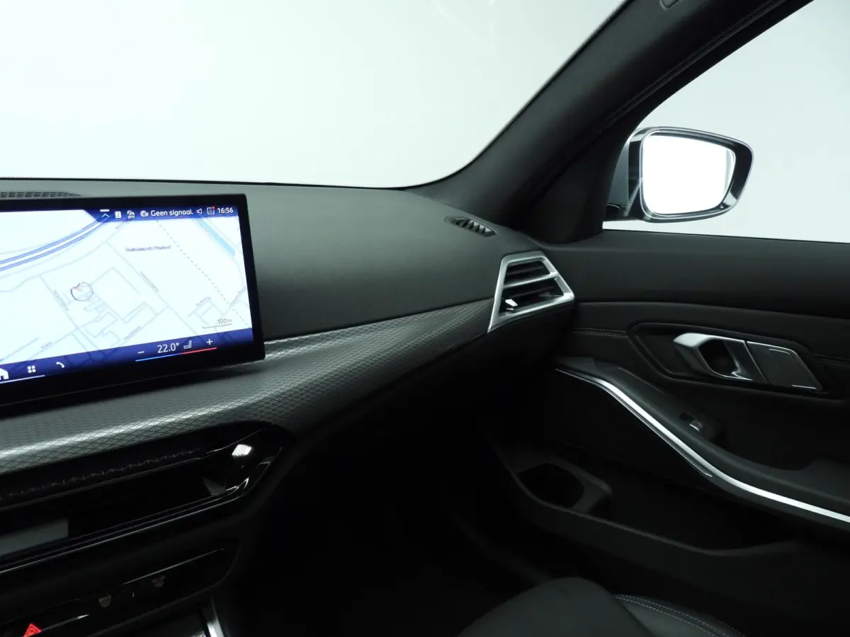 318i | M-Sportpakket | LED | Leder | Navigatie | Trekhaak | Panoramadak | Stoelverwarming | DAB | Alu 18 inch
