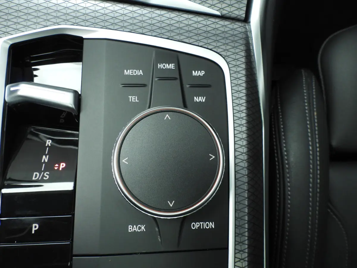 318i | M-Sportpakket | LED | Leder | Navigatie | Trekhaak | Panoramadak | Stoelverwarming | DAB | Alu 18 inch