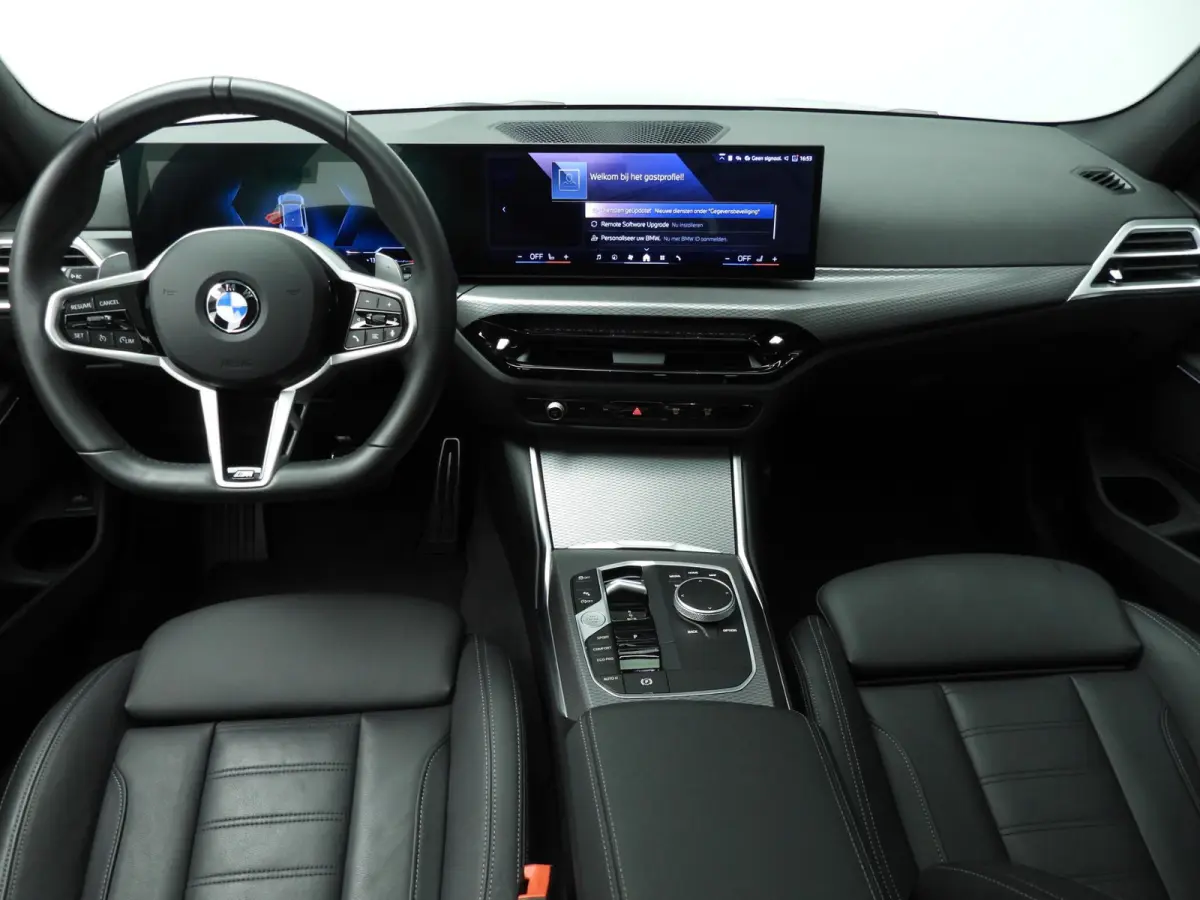 318i | M-Sportpakket | LED | Leder | Navigatie | Trekhaak | Panoramadak | Stoelverwarming | DAB | Alu 18 inch