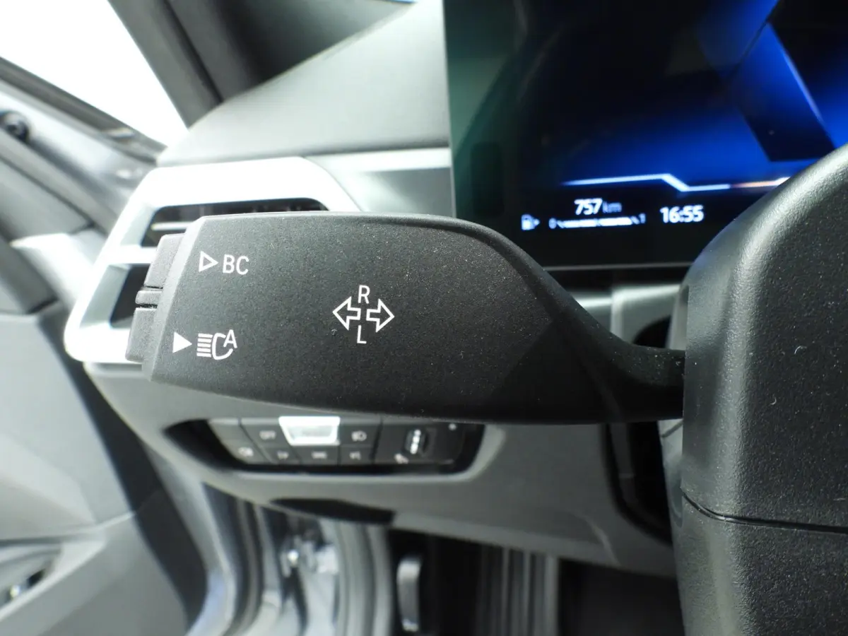 318i | M-Sportpakket | LED | Leder | Navigatie | Trekhaak | Panoramadak | Stoelverwarming | DAB | Alu 18 inch