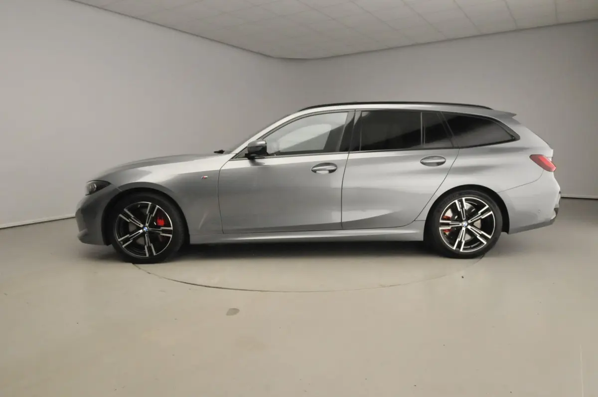 318i | M-Sportpakket | LED | Leder | Navigatie | Trekhaak | Panoramadak | Stoelverwarming | DAB | Alu 18 inch