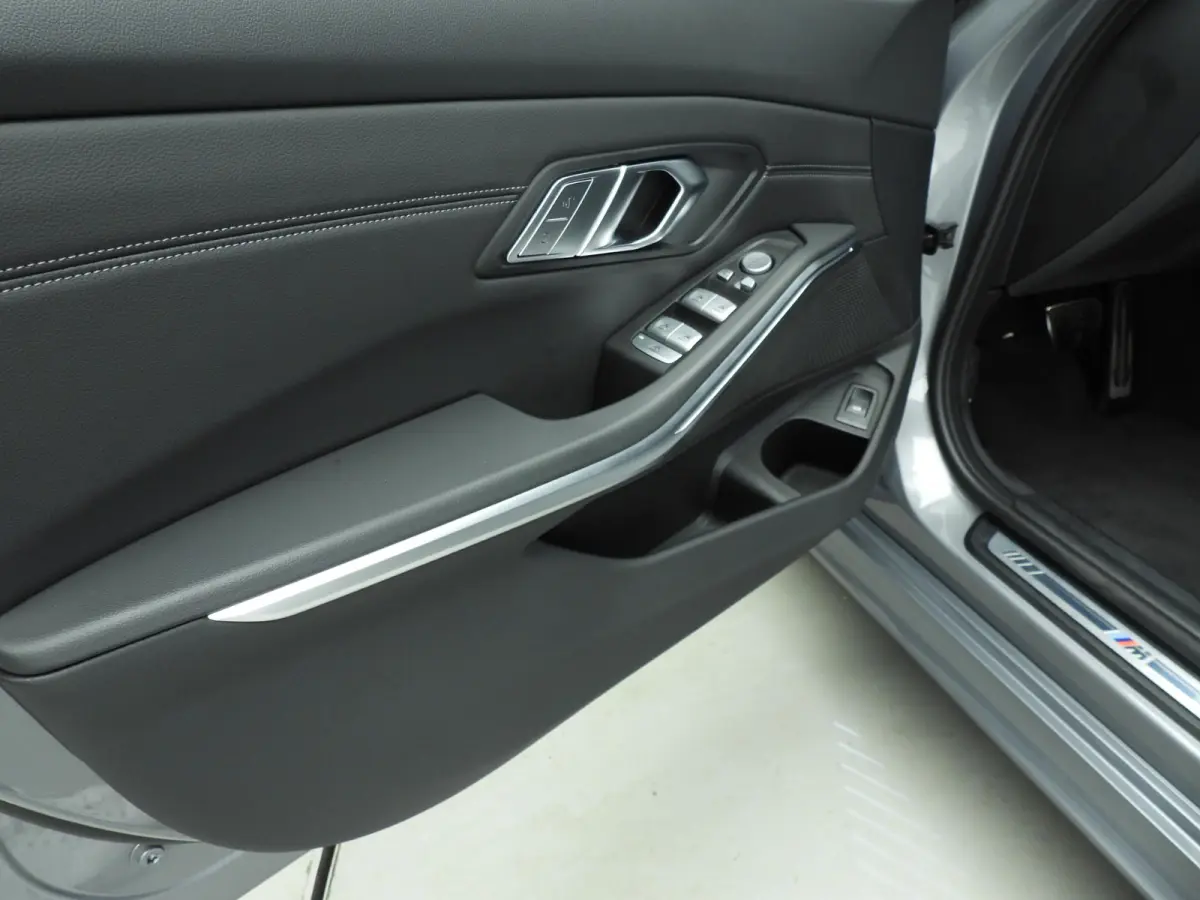 318i | M-Sportpakket | LED | Leder | Navigatie | Trekhaak | Panoramadak | Stoelverwarming | DAB | Alu 18 inch