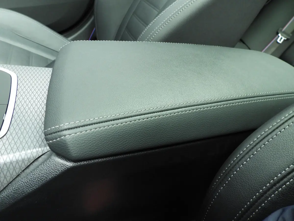 318i | M-Sportpakket | LED | Leder | Navigatie | Trekhaak | Panoramadak | Stoelverwarming | DAB | Alu 18 inch