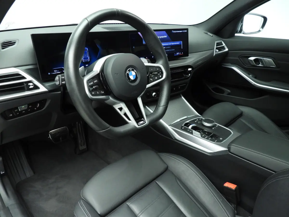 318i | M-Sportpakket | LED | Leder | Navigatie | Trekhaak | Panoramadak | Stoelverwarming | DAB | Alu 18 inch